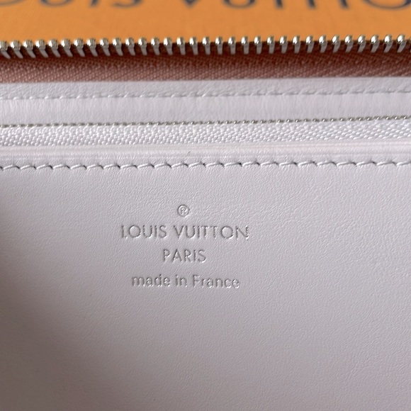 •Louis Vuitton• 🇫🇷 Mahina Zippy Wallet - Picture 9 of 14